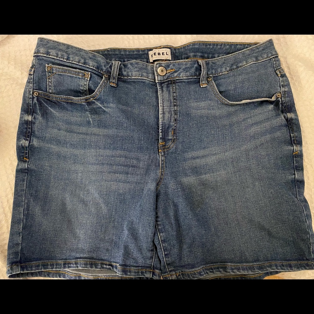 Rebel Wilson Jean shorts